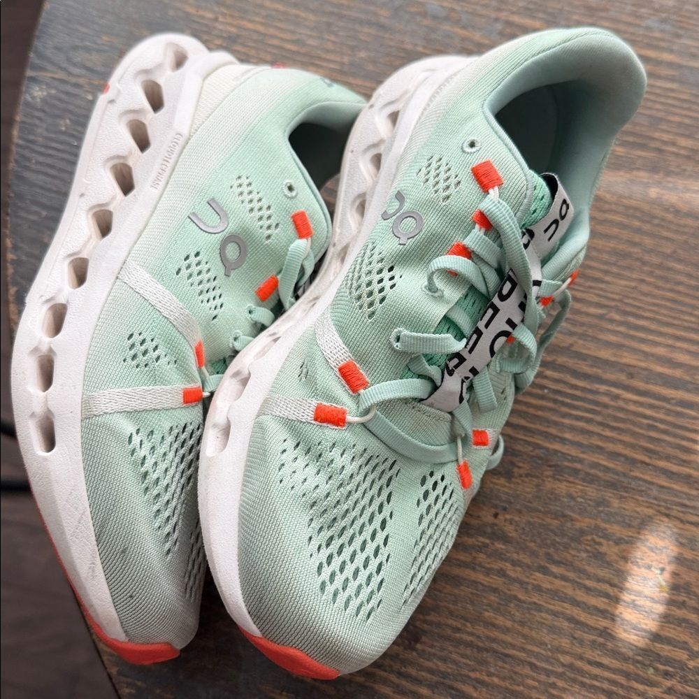On Cloudsurfertrainer women sz7.5 - Picture 3 of 4